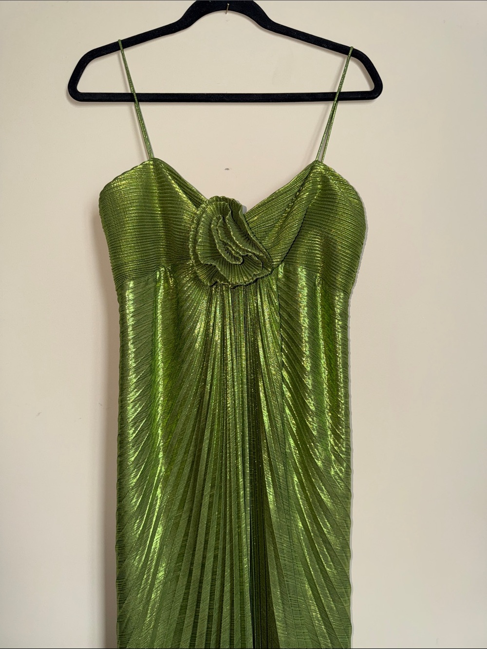 Mac Duggal 💚 Green Metallic Pleated Gown With 3D Flower - Picture 8 of 12